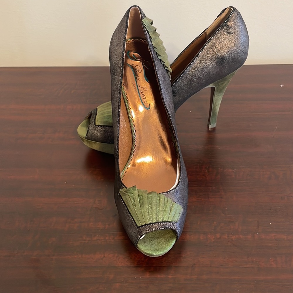 New in box Poetic License Egyptian Princess metallic green and bronze heels